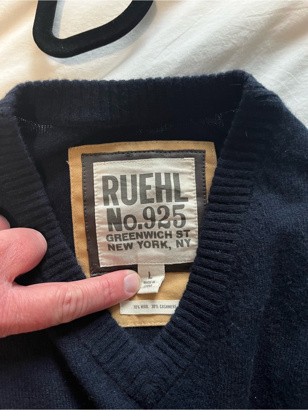 Ruehl No.925 Men's Dark Navy V-Neck Sweater